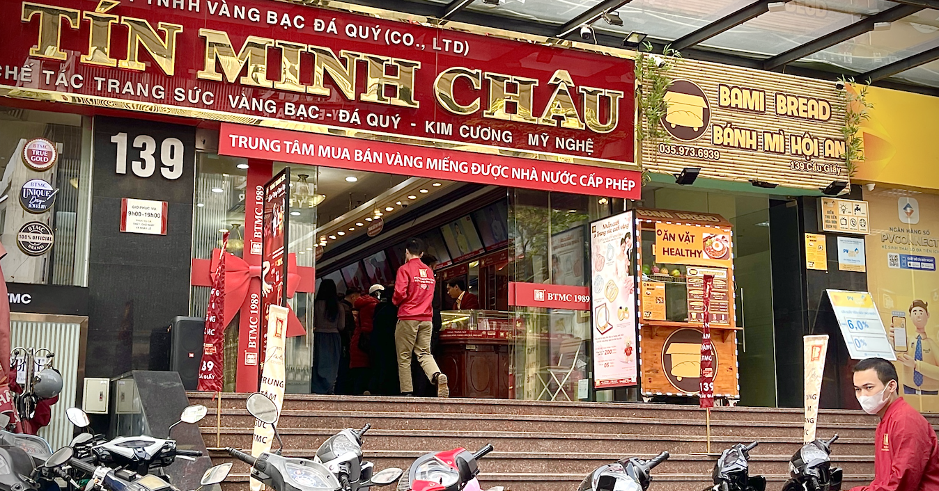 ហាង​លក់​ចិញ្ចៀន​មាស​មួយ​តំណក់​តូច​ៗ អតិថិជន​ចាំ​ទប់​កំហឹង