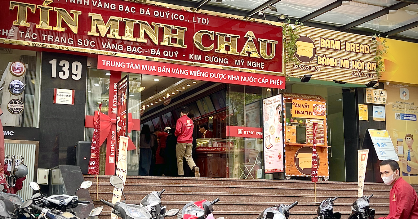 Shop sells gold rings in small drops, customers wait and then 'hold their anger'