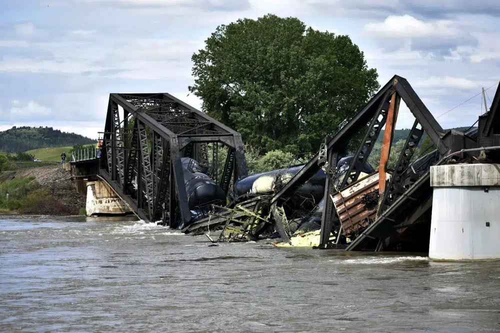 pont de fer aux États-Unis de nombreux bâtiments puis en aval de la rivière photo 1