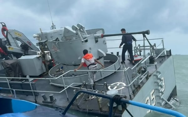 マレーシア海軍の船が「水中物体との衝突」により沈没