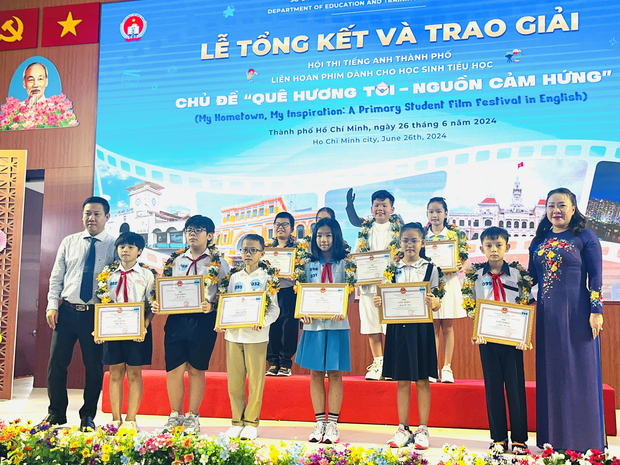 Ban tổ chức trao giải cho những học sinh đạt giải cao của hội thi Liên hoan phim tiếng Anh dành cho học sinh tiểu học - Ảnh: MỸ DUNG