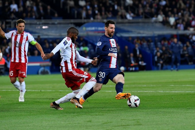 Messi ទាត់បាល់កំឡុងពេលឈ្នះ Ajaccio នៅ Parc des Princes កាលពីថ្ងៃទី 13 ឧសភា។ រូបថត៖ psg.fr