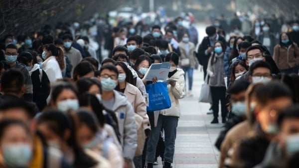 Economic fluctuations, young Chinese compete to take civil service exams, hoping to secure an "iron rice bowl"