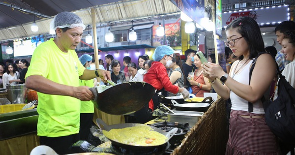 พื้นที่ขายอาหารบั๋นแซวเกือบ 3,000 ชิ้น ชาวโฮจิมินห์ซิตี้ต่อแถวยาวเพื่อลิ้มลอง