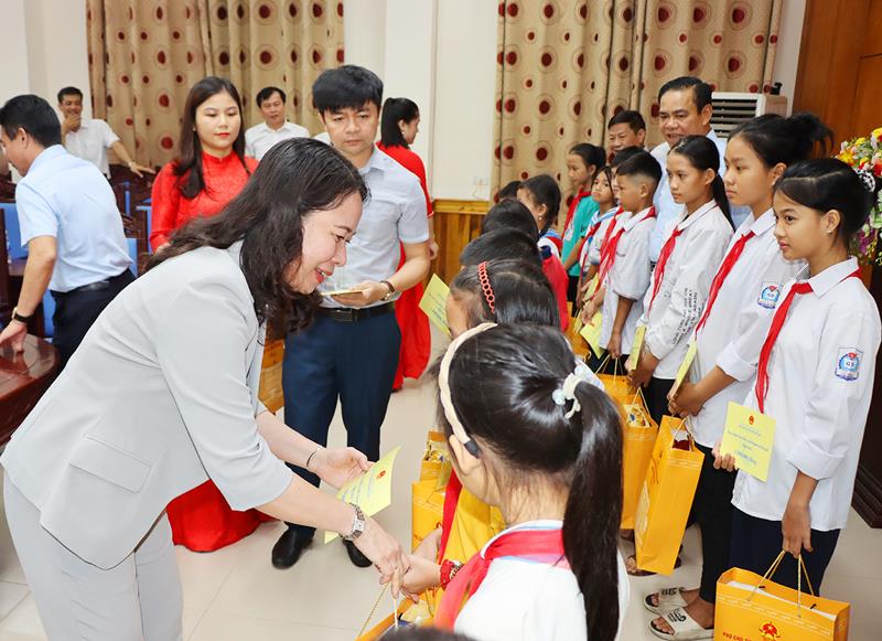 Vizepräsident von Vietnam Thi Anh Xuan Dang und seine Familie unterstützen die Politik in Ha Tinh 3