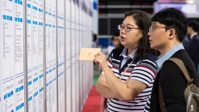 Buscadores de empleo en una feria en Incheon, Corea del Sur. Foto: CNBC