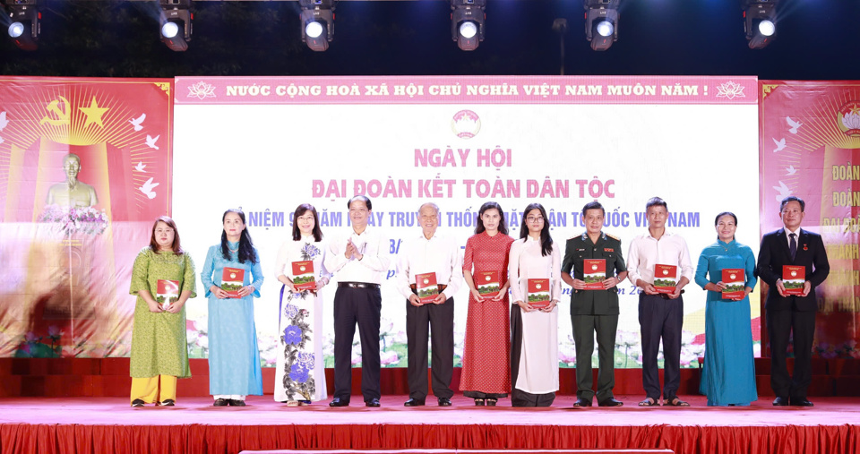 Trưởng Ban Tuyên giáo Thành ủy Nguyễn Doãn Toản thay mặt lãnh đạo TP trao quà tặng Nhân dân liên tổ dân phố 5, 6, 7, 8 phường Giang Biên. 