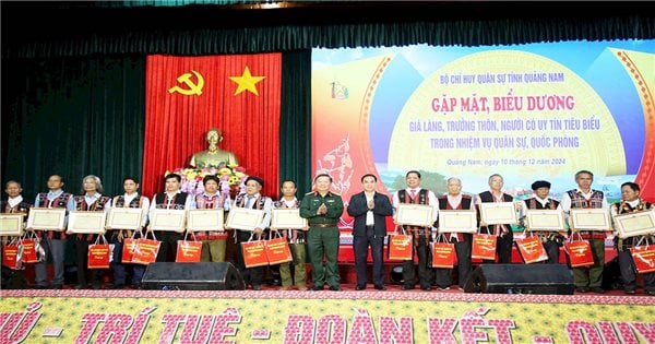 Quang Nam rinde homenaje a 60 ancianos de aldeas, jefes de aldeas y personas prestigiosas ejemplares