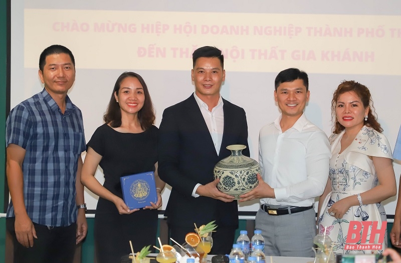 Thanh Hoa City Business Association visits and works with member businesses in Hanoi