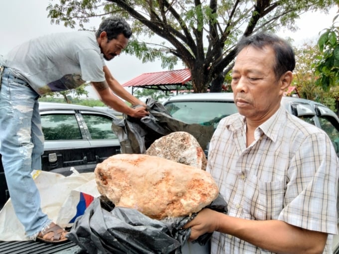 นริศ สุวรรณสังข์ กับก้อนอำพันจากภาคใต้ของประเทศไทย ภาพจาก : Viral Press