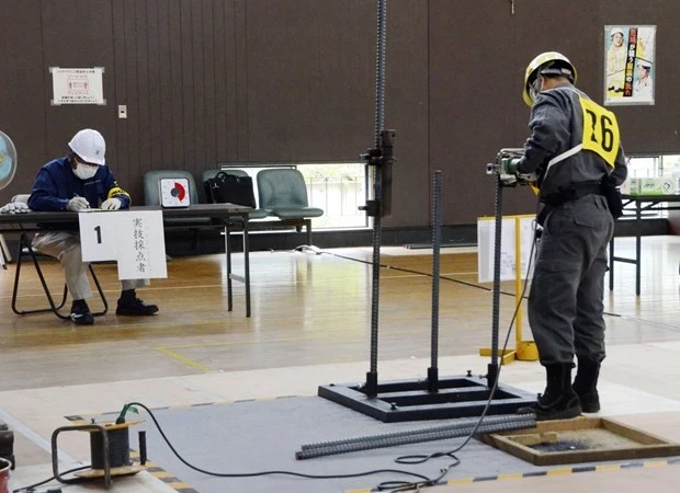 Ein Kandidat für das Facharbeiterprogramm legt in Fujinomiya, Präfektur Shizuoka, eine Prüfung ab. Quelle: Kyodo