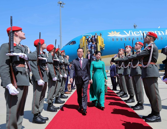 Le président et son épouse à l'aéroport international de Vienne dans l'après-midi du 23 juillet. Photo : VNA