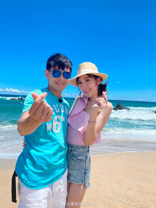 Actor viajando a Da Nang con su esposa. Foto: Weibo