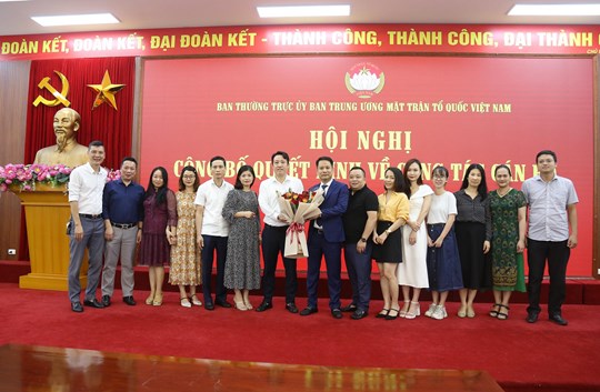 Journalist Truong Thanh Trung was appointed editor-in-chief of the magazine Mat Tran Hinh 6.