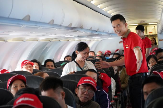 Hành khách và các tiếp viên Vietjet trên một chuyến bay quốc tế. Ảnh: XIN TÊN NGƯỜI CHỤP