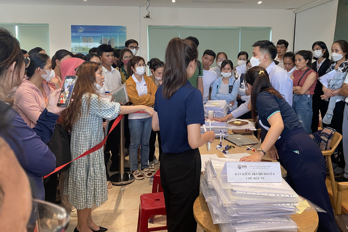 Menschen stehen Schlange, um in einem Bauprojekt im Bezirk Lien Chieu, Da Nang, Sozialwohnungen zu kaufen, 8. Mai. Foto: Dong Van