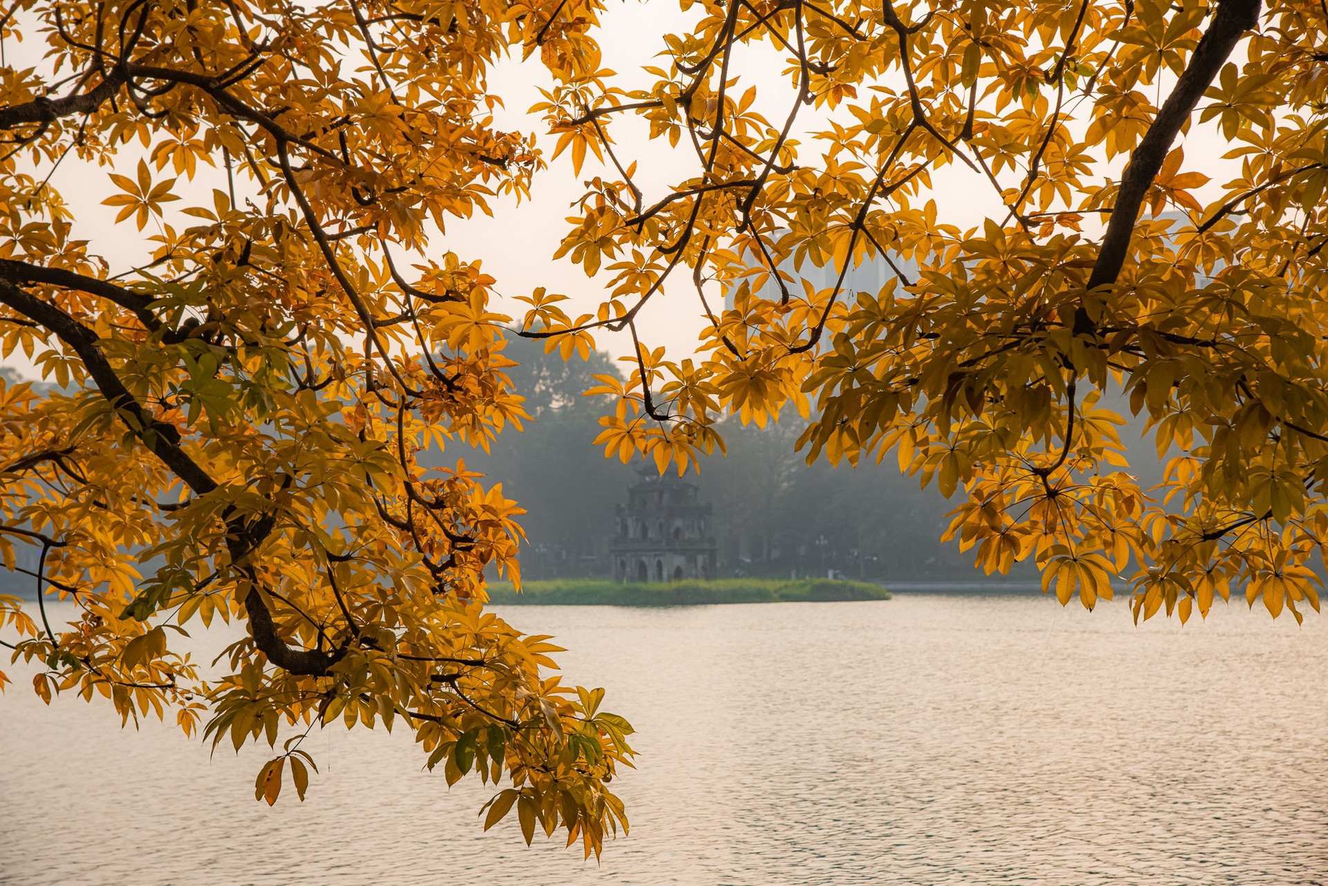 បឹង Hoan Kiem (បឹងដាវ) - បេះដូងនៃរាជធានីដ៏ស្រស់ស្អាតនៅក្នុងរដូវកាលទាំងបួន