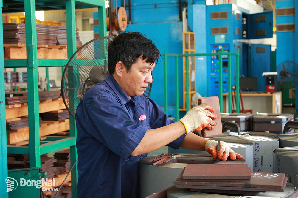 Công nhân Công ty CP Thiết bị điện (H.Long Thành) phấn khởi làm việc khi đơn hàng trở lại dồi dào