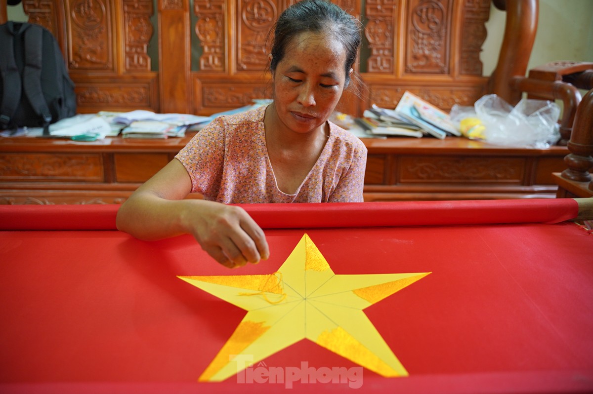 Pueblo artesanal especializado en coser y bordar banderas nacionales está ocupado antes del Día Nacional el 2 de septiembre foto 7