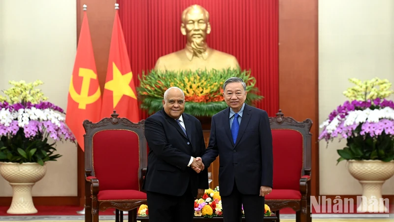 Le secrétaire général et président To Lam a reçu l'ambassadeur de Cuba au Vietnam, Orlando Nicolas Hernandez Guillen, à Hanoi, dans l'après-midi du 19 septembre 20204. (Photo: DANG KHOA),