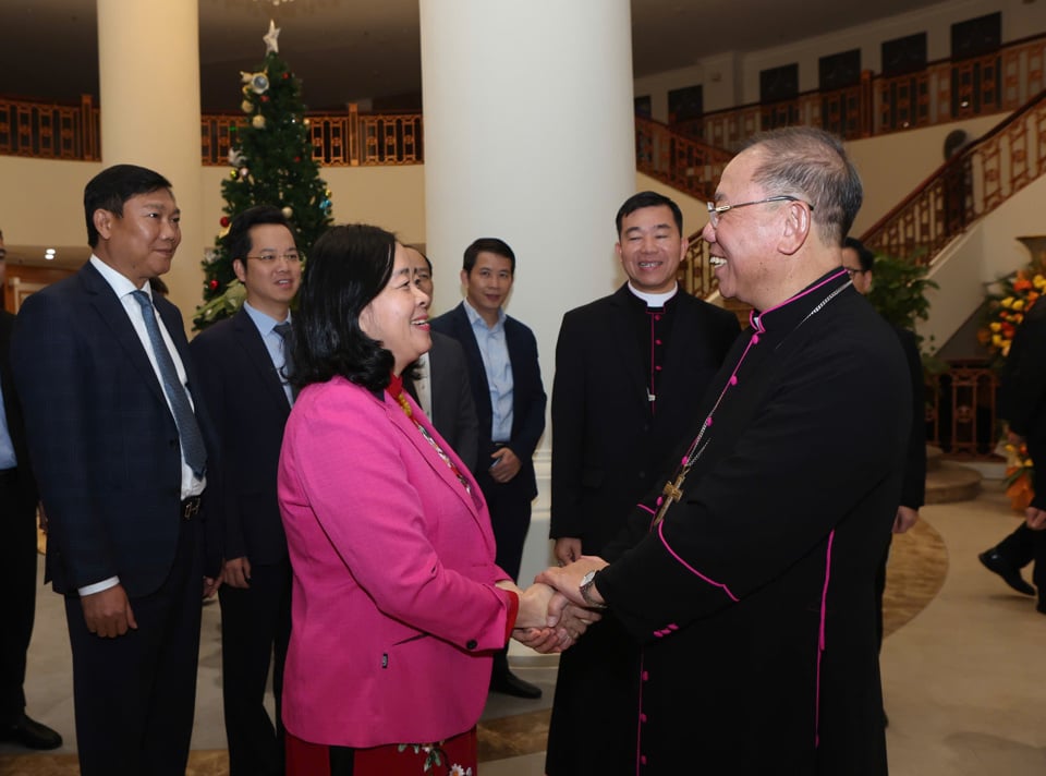 Secretary of the Hanoi Party Committee Bui Thi Minh Hoai and Archbishop of the Hanoi Archdiocese Joseph Vu Van Thien.