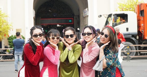 Des jeunes portant l'ao dai pour l'enregistrement du Têt au marché de Ben Thanh