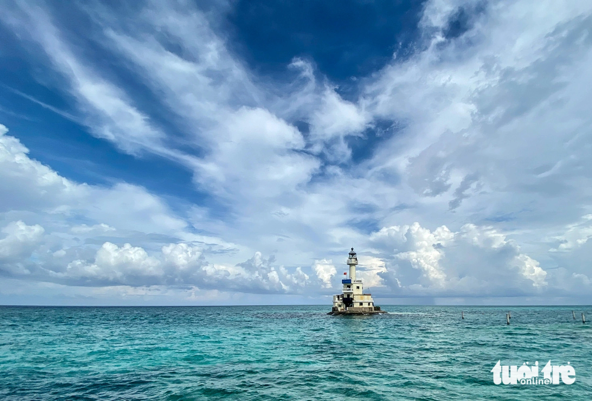 The first lighthouses in Truong Sa