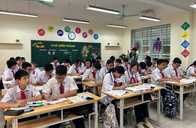 Quang Ninh erlässt Studierenden im Schuljahr 2024-2025 Studiengebühren in Höhe von 167 Milliarden VND. Foto 1