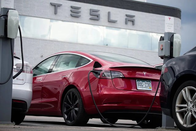 หน่วยงานรัฐบาลสหรัฐฯ ตรวจสอบภาพระบบขับเคลื่อนอัตโนมัติของ Tesla 1