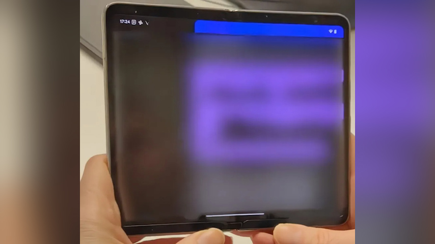 Video of the Google Pixel Fold in hand (image 2)
