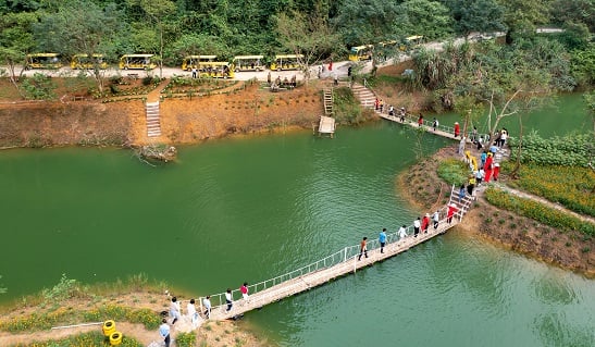 Gehen Sie vom Tor der Bai-Dinh-Pagode etwa 3 km zum Touristengebiet Thung Ui, zum Kinh-Thien-Trang-An-Tempel, der auch der Eingang zum Touristengebiet Thung Ui ist. Foto: Dieu Anh