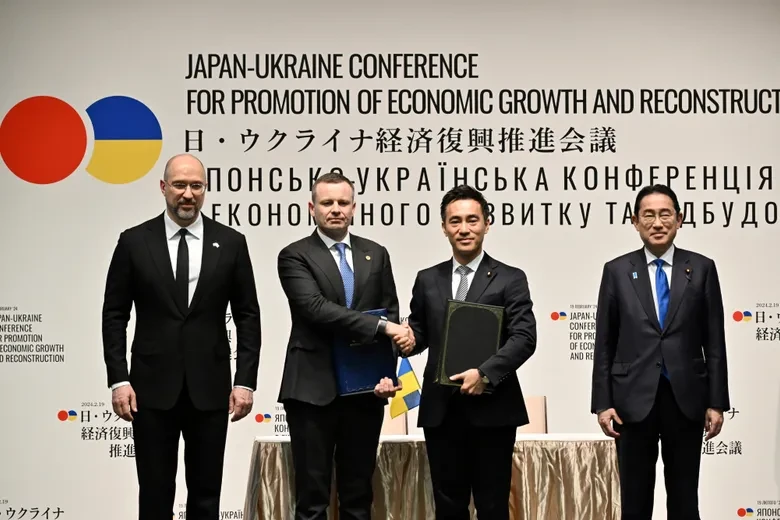 El primer ministro ucraniano, Denys Shmyhal (izquierda), estrecha la mano del primer ministro japonés, Fumio Kishida, durante la Conferencia Japón-Ucrania sobre la Promoción del Crecimiento Económico y la Reconstrucción el 19 de febrero. Foto: Seattle Times