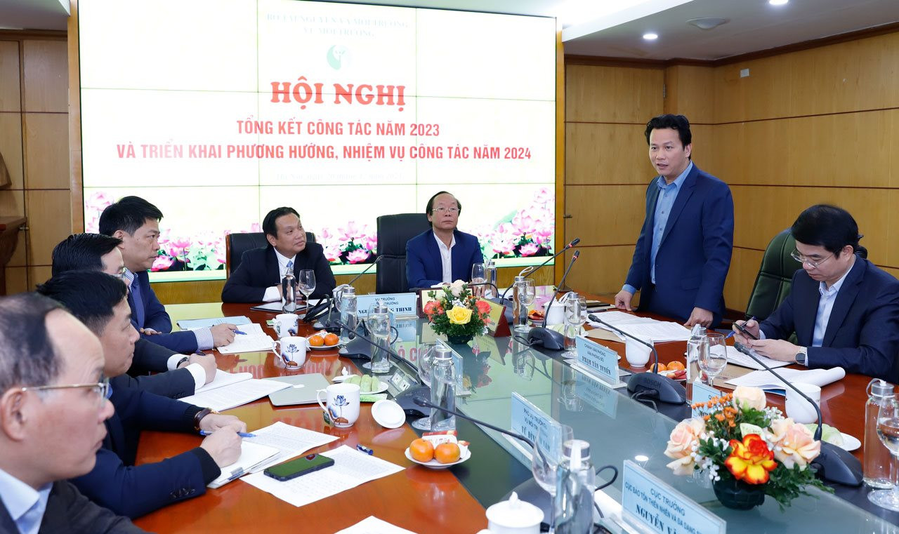 Minister Dang Quoc Khanh attended the Conference to deploy the direction and tasks of the Department of Environment in 2024.