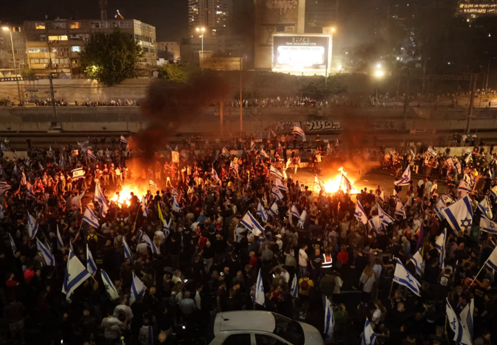 Người biểu tình Israel chặn một con đường ở Tel Aviv (Israel). (Ảnh: Getty)