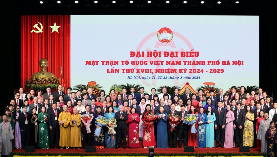 Central and City leaders congratulate the members of the Vietnam Fatherland Front Committee of Hanoi City, term XVIII, 2024-2029.