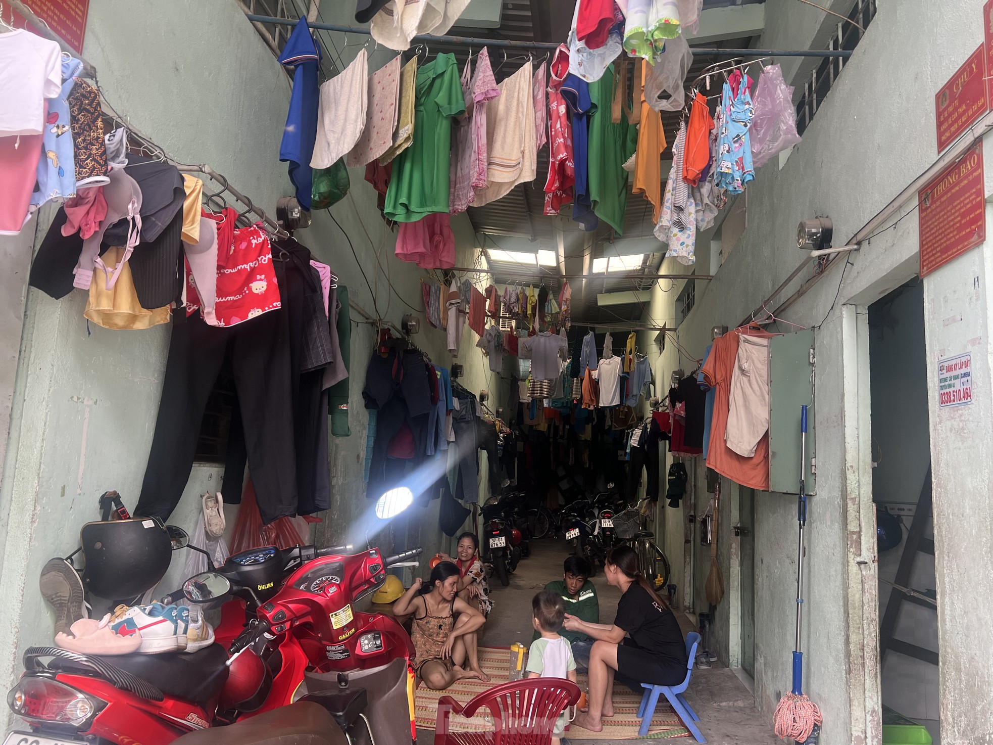 Strange scene at the 'boarding house capital' in Ho Chi Minh City photo 10