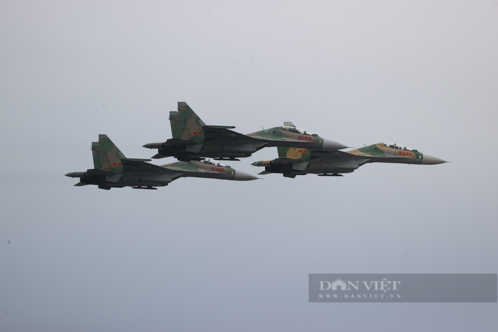 Hình ảnh biên đội tiêm kích Su-30MK2, trực thăng Mi tập luyện trên bầu trời Hà Nội- Ảnh 11.