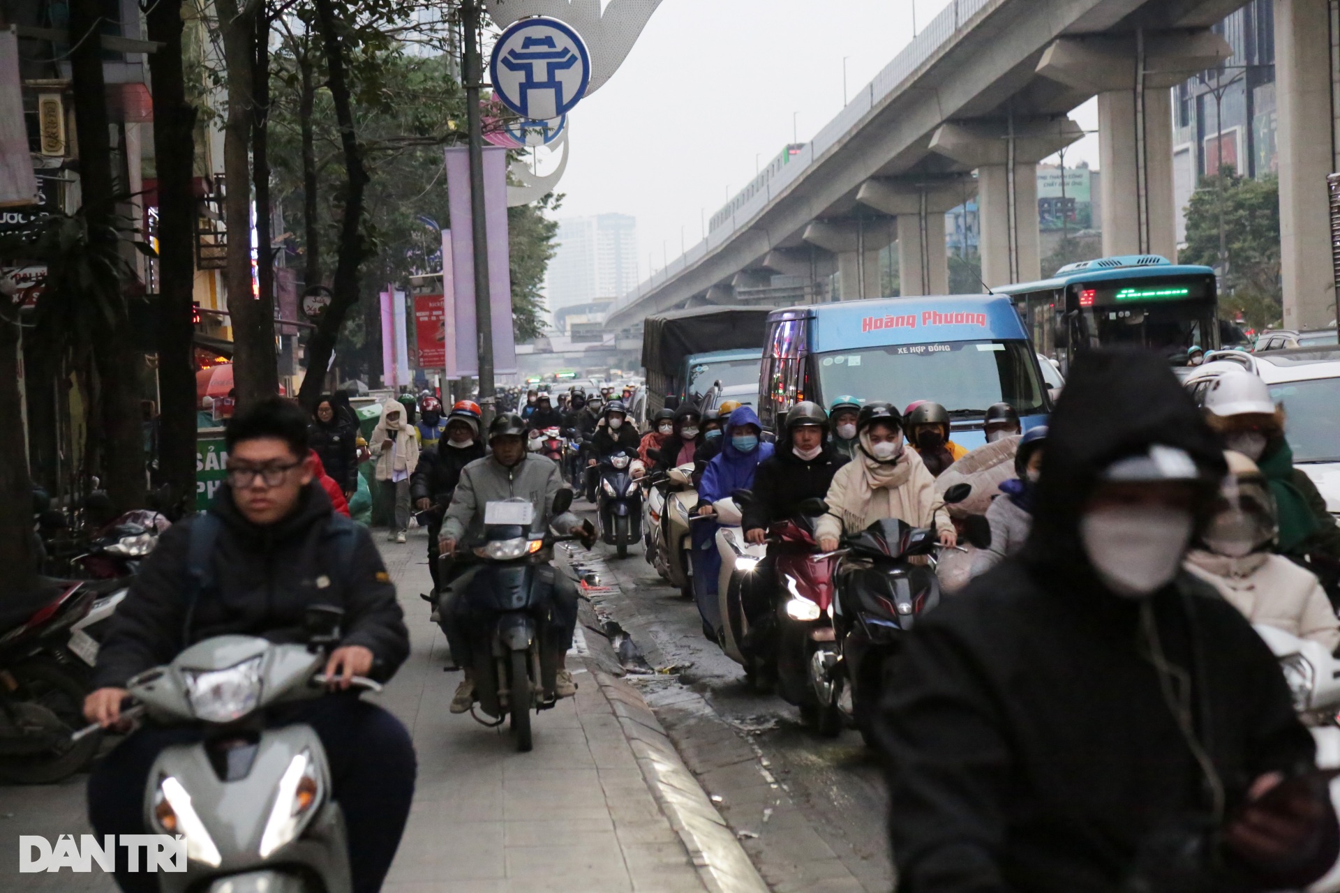 Giao thông Hà Nội ùn tắc ngày giáp Tết, CSGT căng mình phân luồng - 14