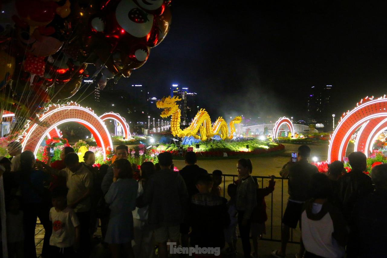 Multitudes de personas observan a la mascota dragón de Da Nang 'rociar agua y fuego' foto 10