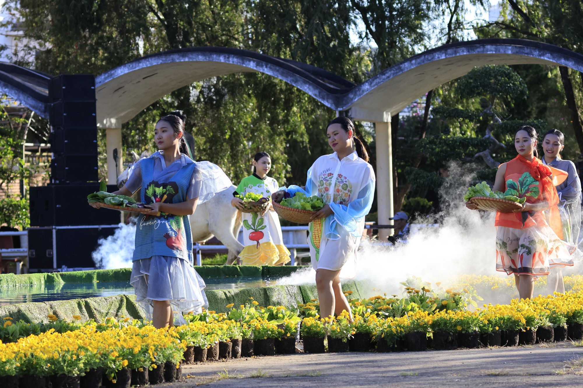 Thời trang tơ lụa tung bay bên kiến trúc tháp bút Trường cao đẳng Đà Lạt - Ảnh 9.