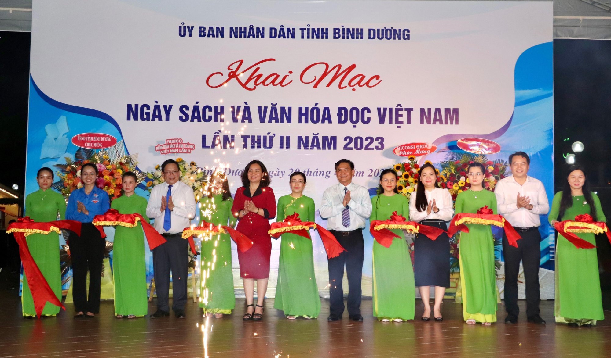 Phố đi bộ lớn nhất Bình Dương đang diễn ra sự kiện hấp dẫn người đọc - Ảnh 1.