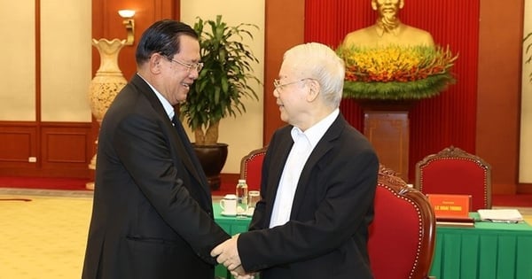 General Secretary Nguyen Phu Trong congratulates President of the Cambodian People's Party Hun Sen