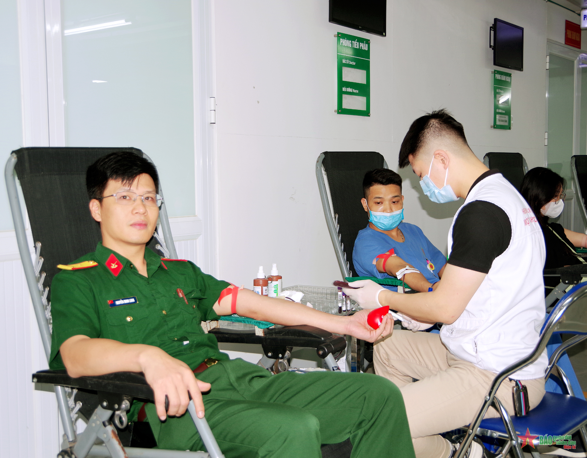 Collected 432 units of blood on "Red Sunday" at Military Hospital 354