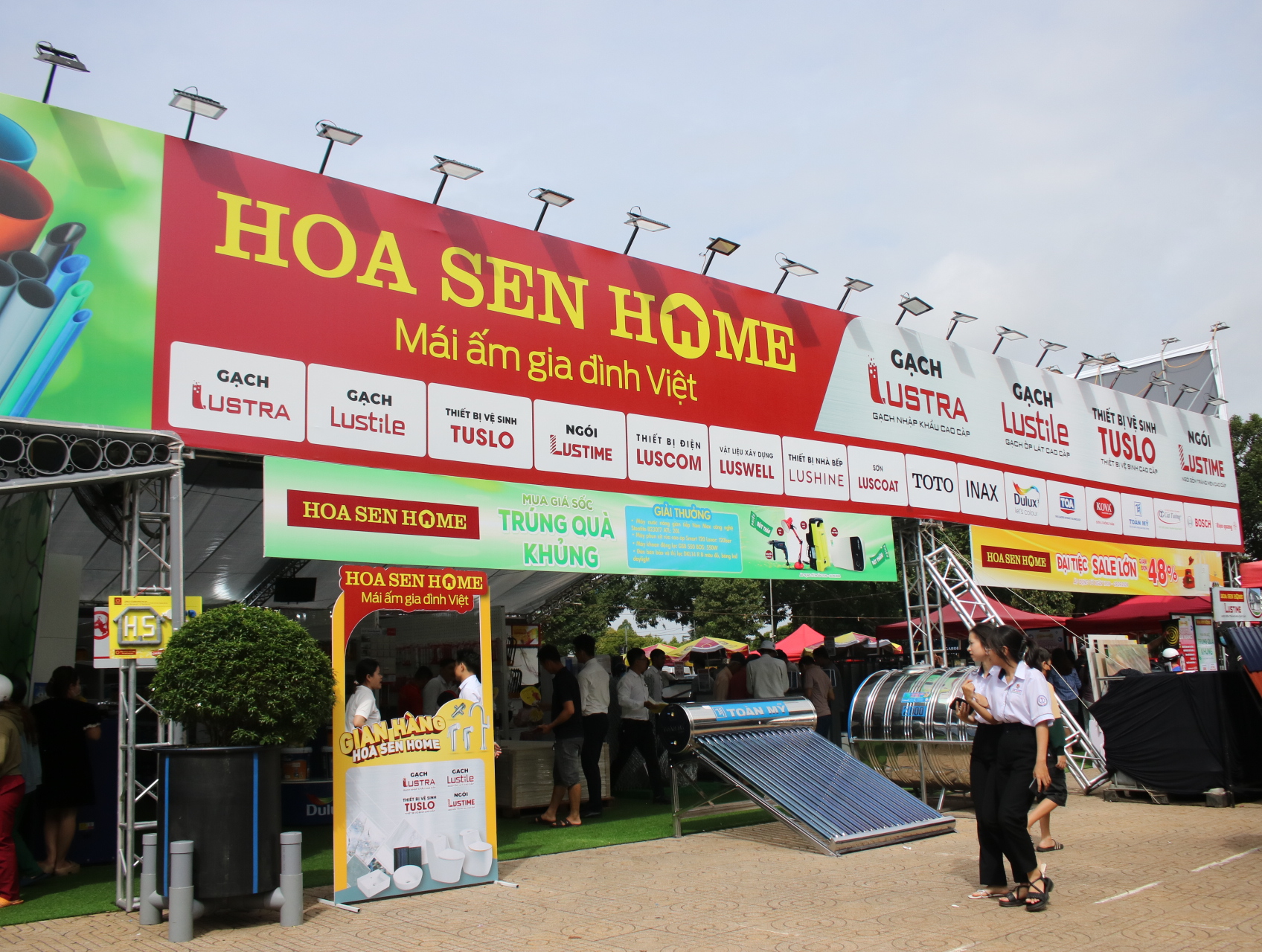 Le stand de Hoa Sen Home à Dak Lak attire un grand nombre de clients qui viennent visiter et faire leurs achats. 