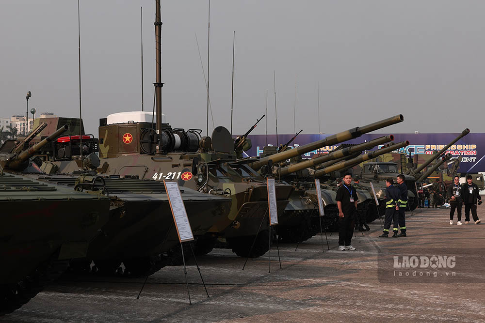 Chars T-90 de l'Armée populaire vietnamienne au Salon international de la défense 2024. Photo : Hai Nguyen