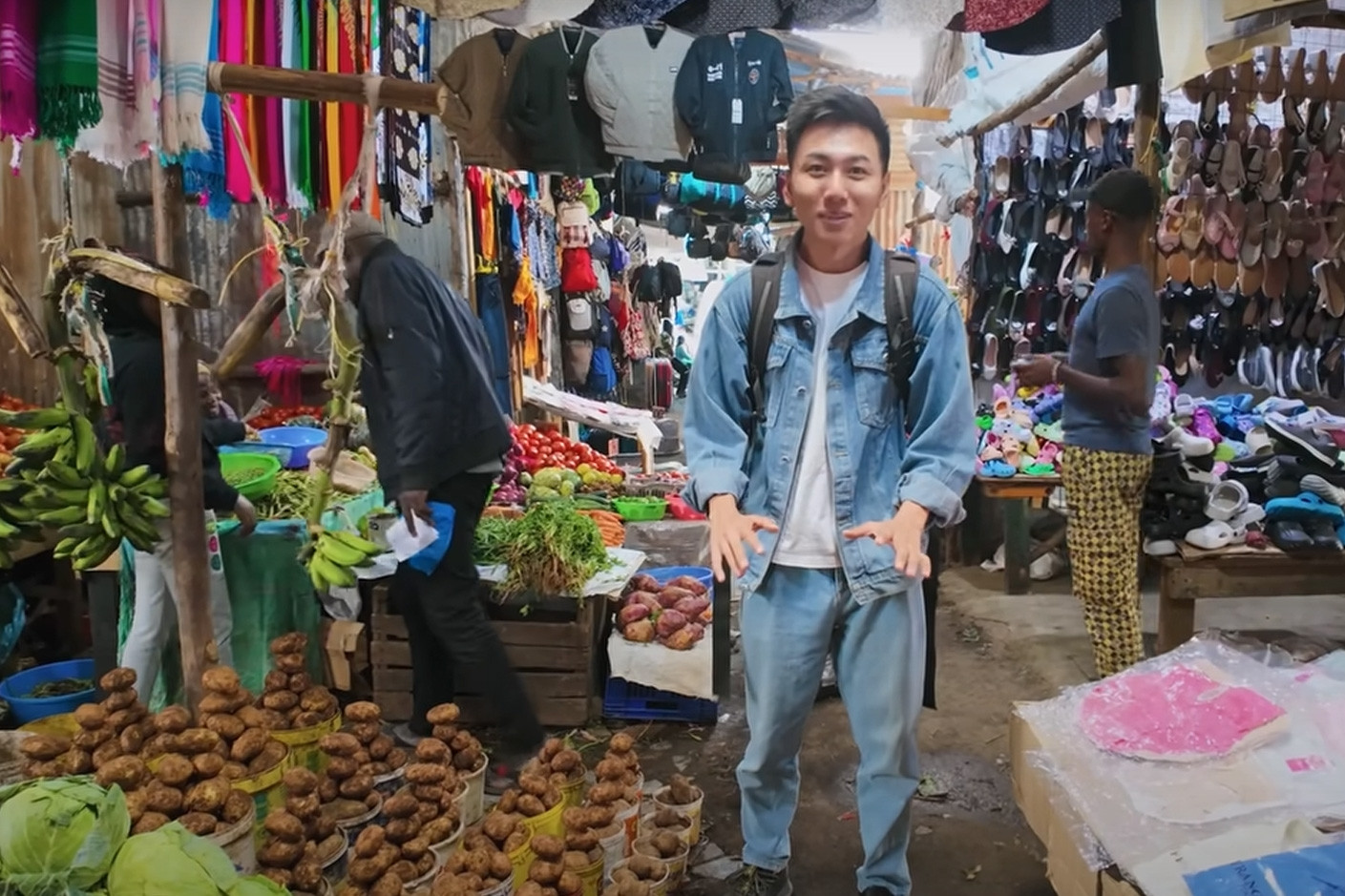 Des touristes vietnamiens se rendent au marché du deuxième plus grand bidonville d'Afrique : découvrez des objets inattendus