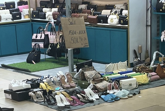 Ein Dong Plaza-Markt senkt kontinuierlich die Produktpreise, hat aber trotzdem keine Kunden. Foto: Hong Chau