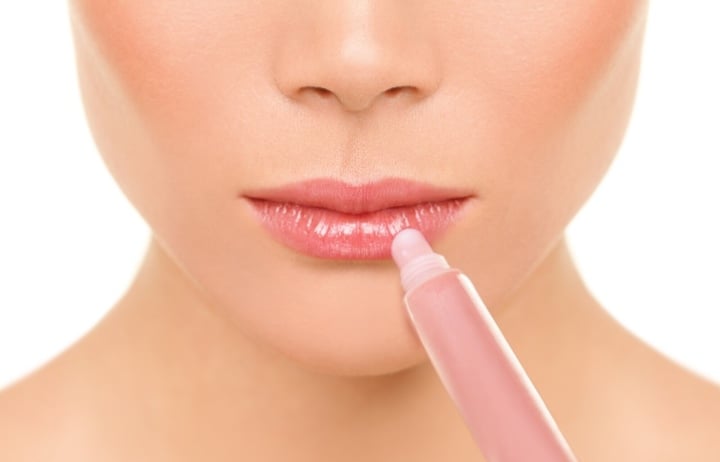 ¿Debes usar bálsamo labial con color por la noche? - 1