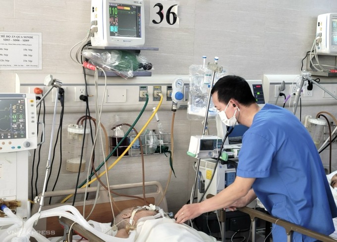 Doctor Anh is examining a seriously ill patient at the department on December 25. Photo: Thuy An