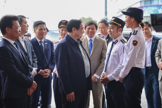 Before attending the Conference, Prime Minister Pham Minh Chinh visited and inspected Hanoi Railway Station and talked with railway staff. Photo: VGP